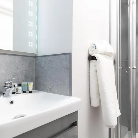 The Clarence Gardens Hotel, Bw Signature Collection 4*