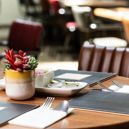 The Clarence Gardens Hotel, Bw Signature Collection