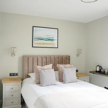 The Clarence Gardens Hotel, Bw Signature Collection Hotel 4*