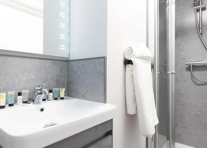 The Clarence Gardens Hotel, Bw Signature Collection 4*