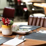 The Clarence Gardens Hotel, Bw Signature Collection